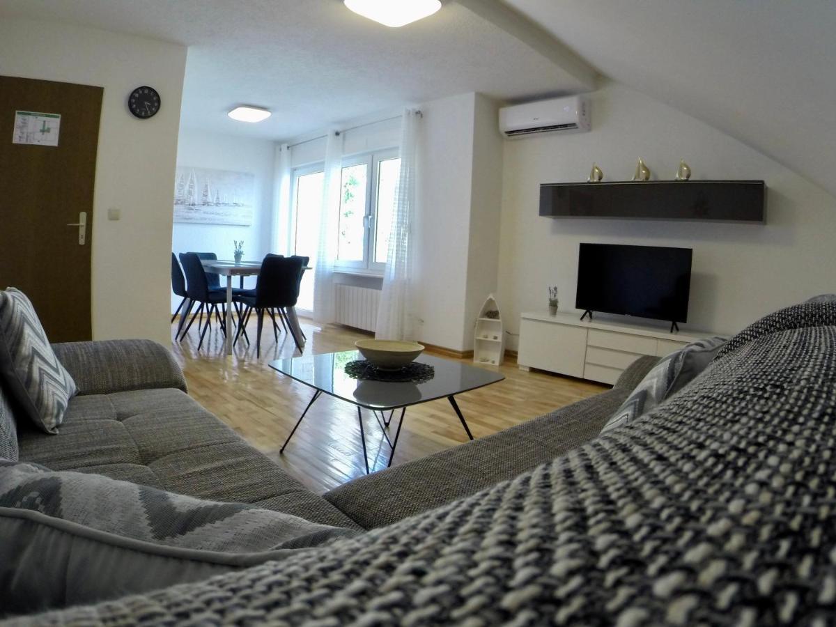Holiday Apartment Lavanda Jesenice  Buitenkant foto
